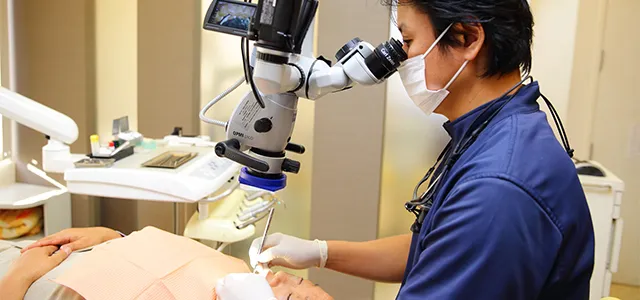 「サージテル(拡大鏡)」と「マイクロスコープ」を使用し、精密な治療を行います