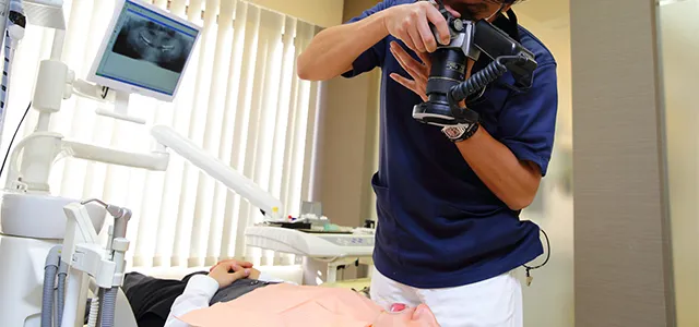 納得した上で治療を受けていただくため、患者さんのお口の中を撮影しています